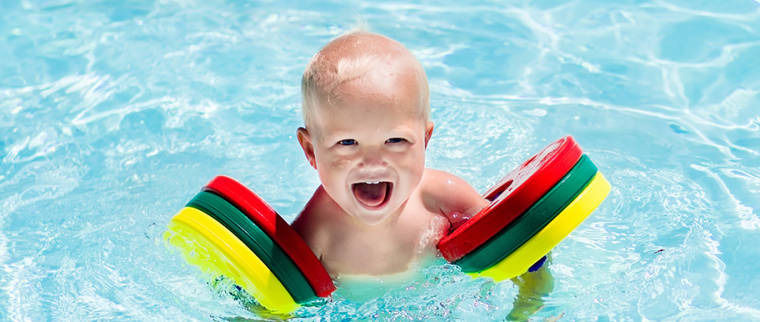 bébé dans l'eau