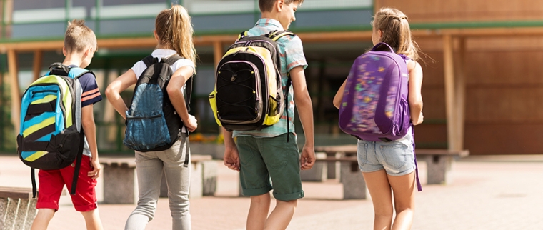 enfants avec cartables en route pour l'école