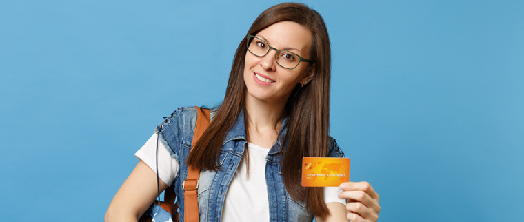 jeune adulte avec une carte bancaire