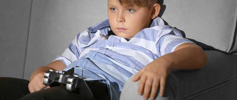 Enfant accro aux jeux vid&eacute;os