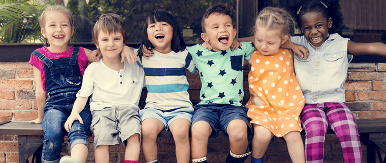 Groupe enfant souriant en colonie