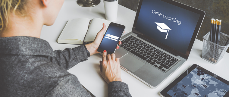 femme utilise ordinateur tablette et smartphone