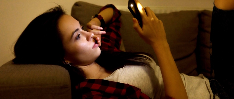 femme allongée sur son téléphone