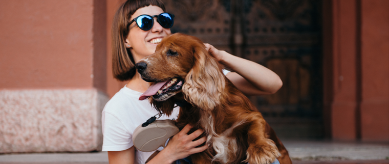 femme avec chien dans ses bras