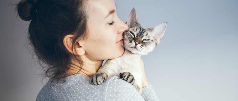 femme porte un chat