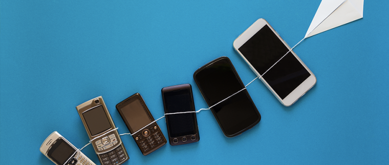 Innovation du téléphone portable sur fond bleu