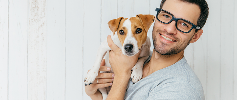 homme avec son chien