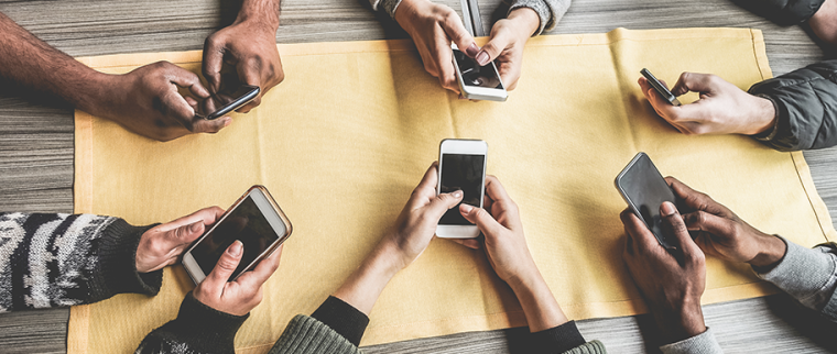 groupe d'individus avec leur smartphone