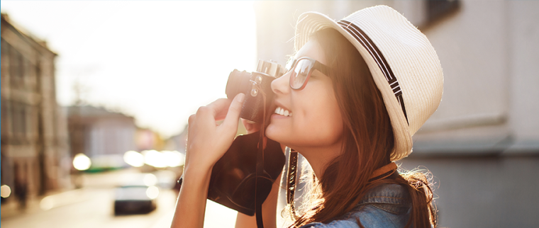 jeune femme qui prend des photos
