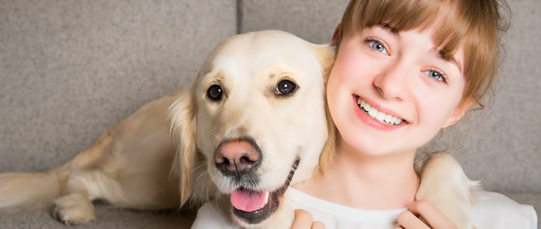 Chien et jeune adolescente