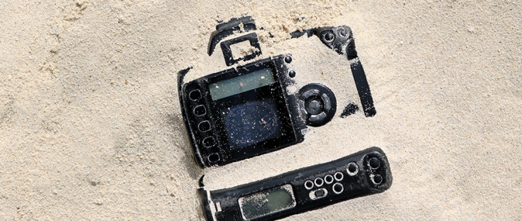 Appareil photo dans le sable