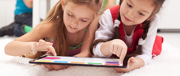 enfants qui travaillent sur une tablette