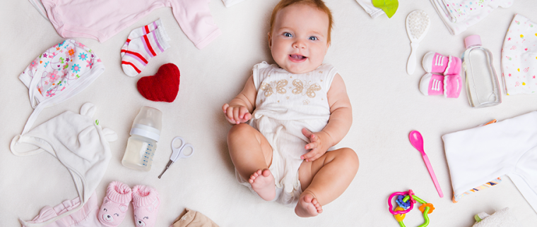 bébé avec accessoires