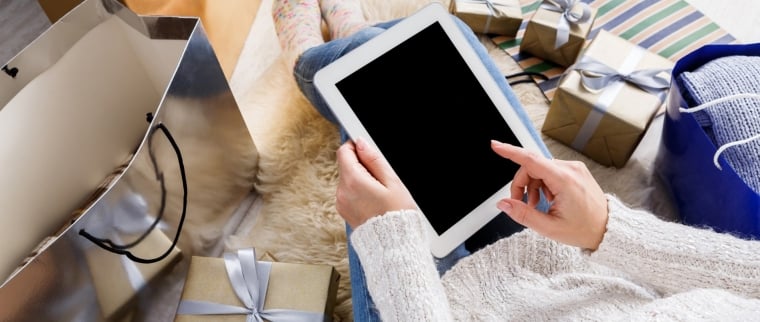 femme utilise tablette