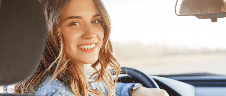 Jeune femme en voiture