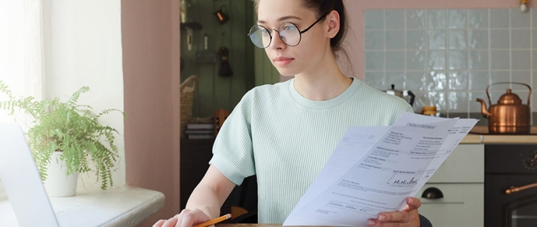femme fait des recherches sur internet