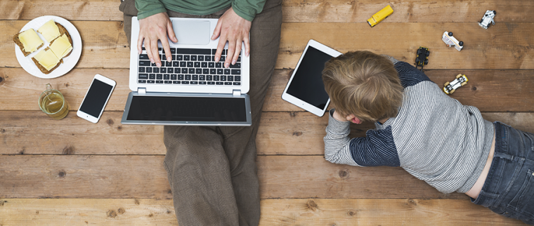 père et enfant sur smartphone et tablette