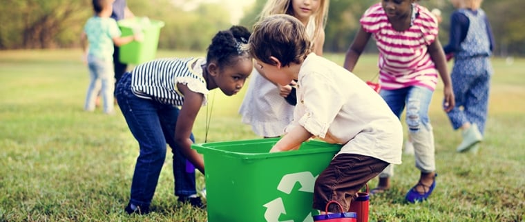 enfants qui ramassent des déchets