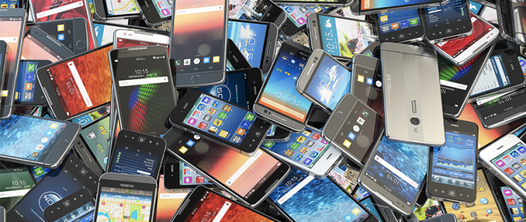 tas de téléphones usagés