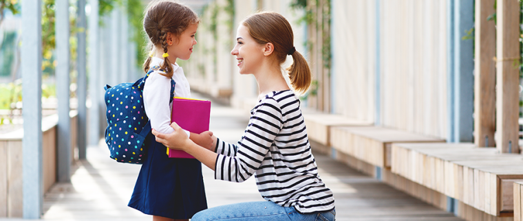 petite fille avec sa maman