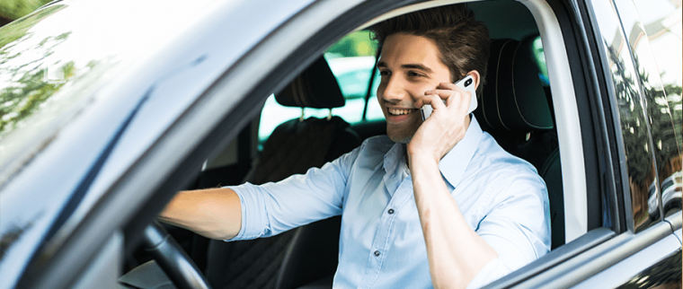 Homme au t&eacute;l&eacute;phone au volant