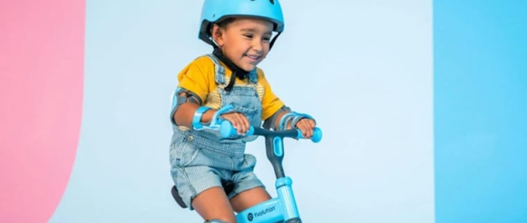 enfant circule en draisienne