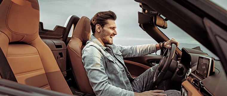 homme au volant d'un cabriolet