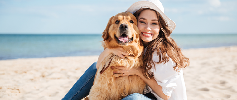 femme avec chien dans les bras