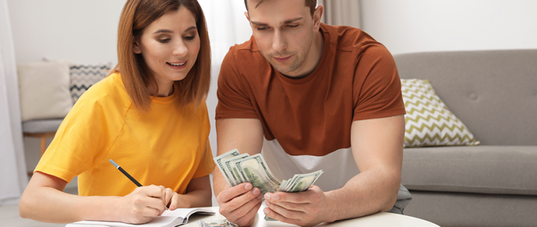 couple compte ses économies