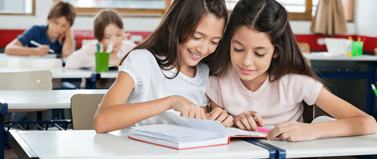 Jeunes filles &agrave; l'&eacute;cole