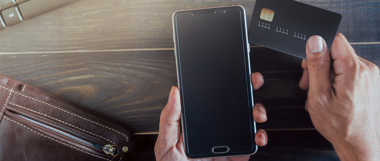 smartphone et carte bancaire