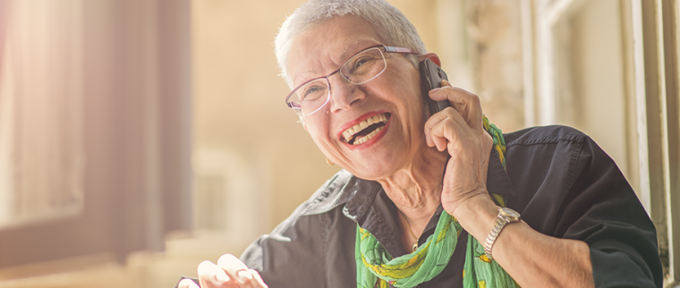personne âgée au téléphone