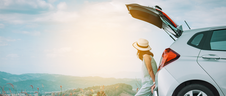 femme sur la route en voiture