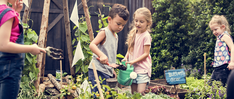 Enfants jardinent