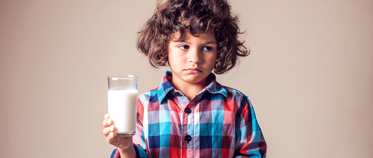 enfant avec verre de lait