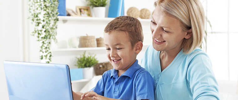 Une mère et son enfant sur leur ordinateur Windows 10