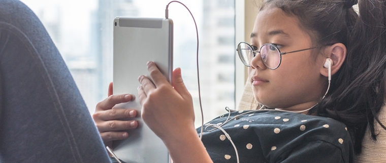 enfant sur son téléphone
