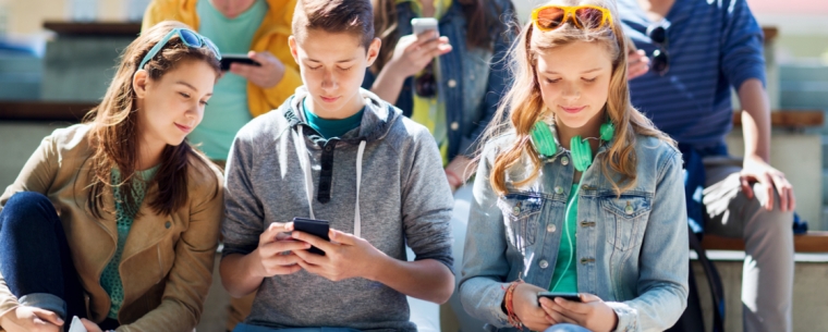 adolescents sur leur téléphone