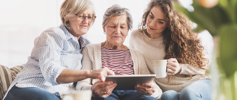 femmes séniors utilisent tablette
