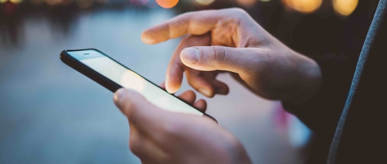 Une femme ne comprend pas pourquoi son &eacute;cran de t&eacute;l&eacute;phone scintille