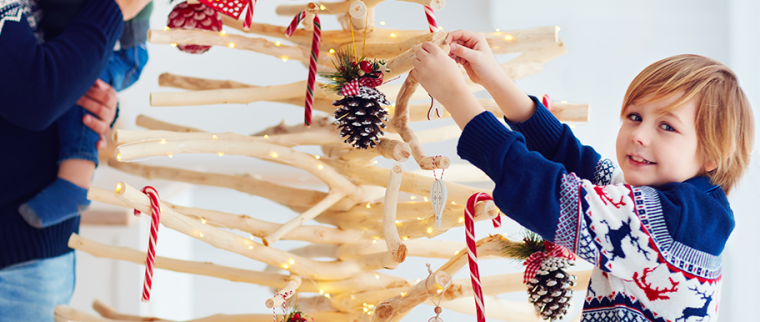 enfant qui d&eacute;core un sapin