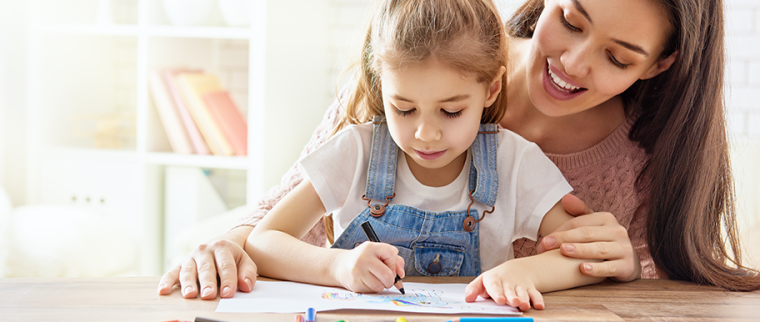 mère qui travaille avec sa fille